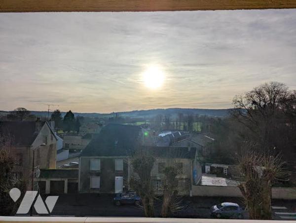 Au troisième et dernier étage d'une résidence recherchée, spacieux et lumineux appartement de type 3