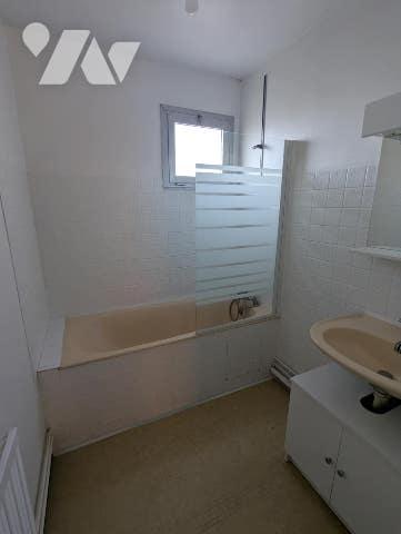 Au troisième et dernier étage d'une résidence recherchée, spacieux et lumineux appartement de type 3