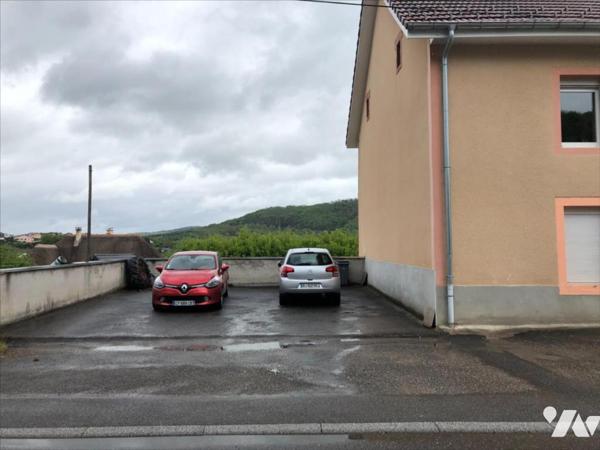 Immeuble de rapport avec 3 appartements, garages, caves