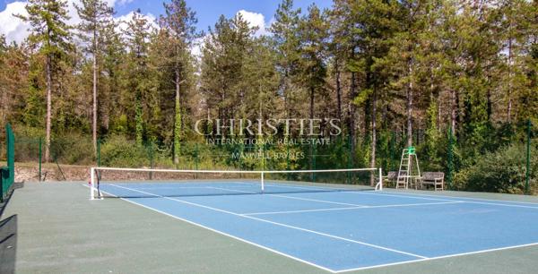 Magnifique Domaine Comprenant un Court de Tennis de Taille Championnat et 13 Hectares de Terrains