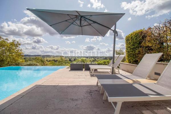 Magnifique Domaine Comprenant un Court de Tennis de Taille Championnat et 13 Hectares de Terrains