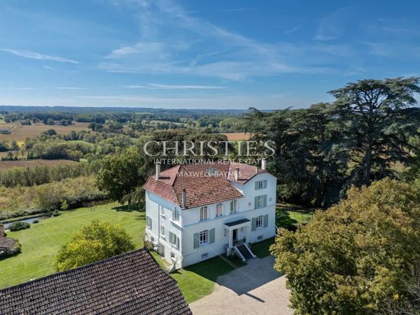 Magnifique Domaine Comprenant un Court de Tennis de Taille Championnat et 13 Hectares de Terrains