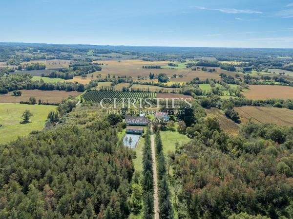 Magnifique Domaine Comprenant un Court de Tennis de Taille Championnat et 13 Hectares de Terrains