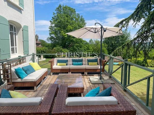 Magnifique Domaine Comprenant un Court de Tennis de Taille Championnat et 13 Hectares de Terrains