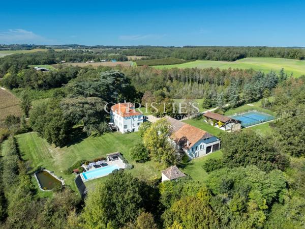 Magnifique Domaine Comprenant un Court de Tennis de Taille Championnat et 13 Hectares de Terrains