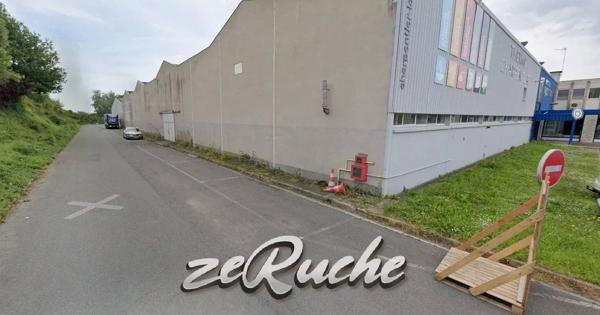 Entrepôt / Local industriel à Louer à Laval