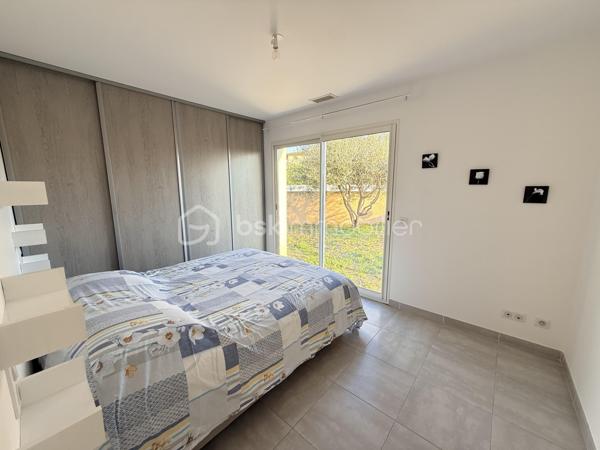 Située à Bouzigues, charmant village portuaire bordant la lagune de Thau, à proximité des commodités, des grands axes et des plages de l’étang, cette belle villa T4 vous séduira par ses volumes et son environnement calme.

Implantée sur les hauteurs du village, au cœur d’un quartier pavillonnaire recherché, elle bénéficie d’une parcelle d environ 510 m², exposée plein Sud et piscinable.

Dès l’entrée, vous découvrirez une belle pièce de vie d’environ 45 m², composée d’un séjour avec cuisine entièrement équipée. Baigné de lumière, cet espace s’ouvre directement sur une agréable terrasse, idéale pour profiter des beaux jours. Une buanderie avec accès direct au garage complète cet espace.

Côté nuit, la villa dispose de trois grandes chambres, ainsi que d’un bureau pouvant également être aménagé en dressing. Une salle d’eau avec douche à l’italienne et un WC indépendant viennent compléter l’ensemble.

Côté confort, la maison est équipée d’une climatisation gainable, de menuiseries en double vitrage avec volets roulants électriques et bénéficie de la norme RT 2012, offrant un bon niveau de confort thermique et énergétique.

Une villa familiale, fonctionnelle et idéalement située, à découvrir sans tarder à Bouzigues.