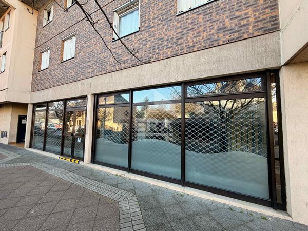 Local commercial à louer à Montereau Fault Yonne - Opportunité rare !