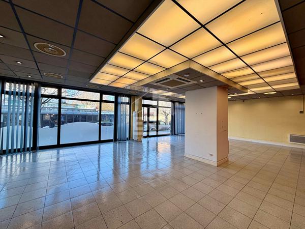 Local commercial à louer à Montereau Fault Yonne - Opportunité rare !