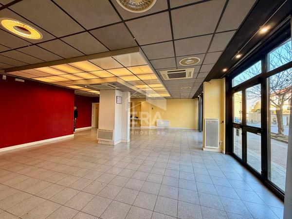 Local commercial à louer à Montereau Fault Yonne - Opportunité rare !