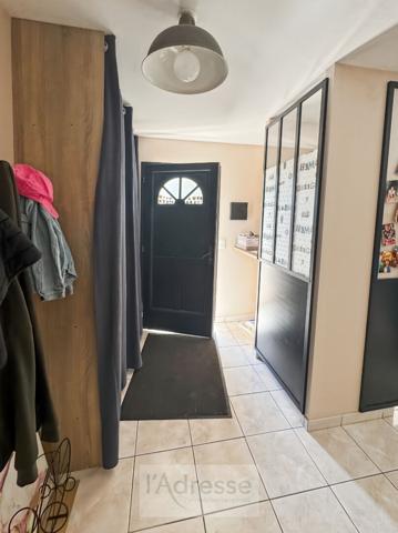 Belle maison de plain-pied avec 4 chambres, Jardin Clos