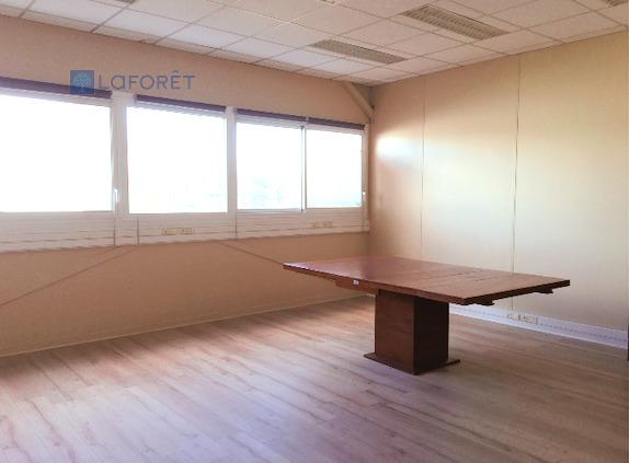 Location bureau Quincy-Voisins - 72 m² - 700 €/mois
