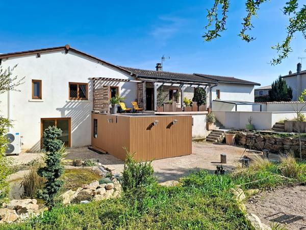 Corps de ferme rénové de 361,51 m² sur une parcelle de 956 m² dont 2 T2 apportant des revenus locatifs