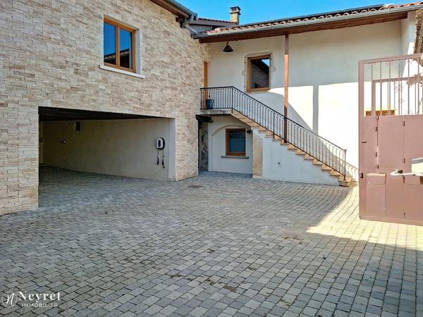 Corps de ferme rénové de 361,51 m² sur une parcelle de 956 m² dont 2 T2 apportant des revenus locatifs