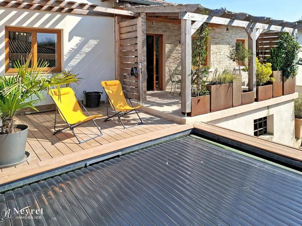 Corps de ferme rénové de 361,51 m² sur une parcelle de 956 m² dont 2 T2 apportant des revenus locatifs