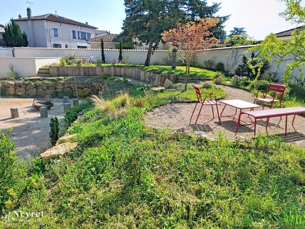 Corps de ferme rénové de 361,51 m² sur une parcelle de 956 m² dont 2 T2 apportant des revenus locatifs