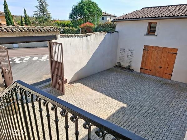 Corps de ferme rénové de 361,51 m² sur une parcelle de 956 m² dont 2 T2 apportant des revenus locatifs