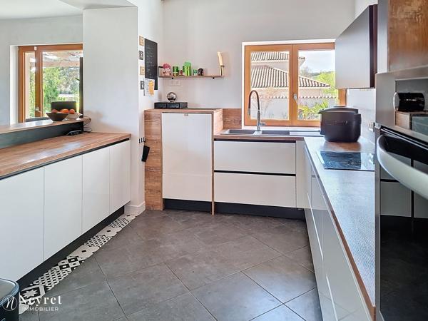 Corps de ferme rénové de 361,51 m² sur une parcelle de 956 m² dont 2 T2 apportant des revenus locatifs