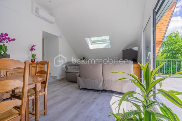 Nichée sur les hauteurs de Viviers-du-Lac, ce superbe appartement T4 de vous offre un cadre de vie rare, entre lac et montagnes, avec une vue à couper le souffle.

Dès l’entrée, vous serez séduits par l’atmosphère chaleureuse et lumineuse de ce bien récent, pensé pour le confort et les moments de partage. Les deux terrasses invitent à profiter pleinement des beaux jours : repas entre amis, soirées d’été, barbecue face aux montagnes ou simplement un café au calme avec le lac en toile de fond…

🏡 L’appartement se compose de :

Surface 89 m² Carrez / 115 m² au sol
Une belle pièce de vie lumineuse et conviviale
Une cuisine ouverte moderne
3 chambres confortables
1 salle de bain
1 WC séparé
De nombreux rangements

❄️ Confort absolu toute l’année :

Chaque pièce bénéficie de sa climatisation indépendante, garantissant une température idéale été comme hiver.

Possibilité de garage en Supp

❤️ Les atouts qui font la différence :

Terrasses avec vue panoramique lac & montagnes
Appartement récent de 2023
Très belle luminosité
Climatisation dans chaque pièces 
Environnement calme et recherché
Prestations modernes et confortables
Proximité d’Aix-les-Bains et du Lac du Bourget

Un lieu de vie unique où l’on se sent immédiatement bien, idéal pour une famille, une résidence secondaire ou simplement pour profiter chaque jour d’un cadre exceptionnel

📞 Contactez moi pour plus d’informations ou organiser une visite.
