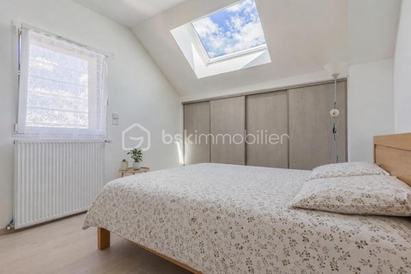 Nichée sur les hauteurs de Viviers-du-Lac, ce superbe appartement T4 de vous offre un cadre de vie rare, entre lac et montagnes, avec une vue à couper le souffle.

Dès l’entrée, vous serez séduits par l’atmosphère chaleureuse et lumineuse de ce bien récent, pensé pour le confort et les moments de partage. Les deux terrasses invitent à profiter pleinement des beaux jours : repas entre amis, soirées d’été, barbecue face aux montagnes ou simplement un café au calme avec le lac en toile de fond…

🏡 L’appartement se compose de :

Surface 89 m² Carrez / 115 m² au sol
Une belle pièce de vie lumineuse et conviviale
Une cuisine ouverte moderne
3 chambres confortables
1 salle de bain
1 WC séparé
De nombreux rangements

❄️ Confort absolu toute l’année :

Chaque pièce bénéficie de sa climatisation indépendante, garantissant une température idéale été comme hiver.

Possibilité de garage en Supp

❤️ Les atouts qui font la différence :

Terrasses avec vue panoramique lac & montagnes
Appartement récent de 2023
Très belle luminosité
Climatisation dans chaque pièces 
Environnement calme et recherché
Prestations modernes et confortables
Proximité d’Aix-les-Bains et du Lac du Bourget

Un lieu de vie unique où l’on se sent immédiatement bien, idéal pour une famille, une résidence secondaire ou simplement pour profiter chaque jour d’un cadre exceptionnel

📞 Contactez moi pour plus d’informations ou organiser une visite.