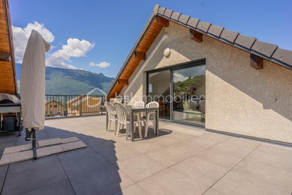 Nichée sur les hauteurs de Viviers-du-Lac, ce superbe appartement T4 de vous offre un cadre de vie rare, entre lac et montagnes, avec une vue à couper le souffle.

Dès l’entrée, vous serez séduits par l’atmosphère chaleureuse et lumineuse de ce bien récent, pensé pour le confort et les moments de partage. Les deux terrasses invitent à profiter pleinement des beaux jours : repas entre amis, soirées d’été, barbecue face aux montagnes ou simplement un café au calme avec le lac en toile de fond…

🏡 L’appartement se compose de :

Surface 89 m² Carrez / 115 m² au sol
Une belle pièce de vie lumineuse et conviviale
Une cuisine ouverte moderne
3 chambres confortables
1 salle de bain
1 WC séparé
De nombreux rangements

❄️ Confort absolu toute l’année :

Chaque pièce bénéficie de sa climatisation indépendante, garantissant une température idéale été comme hiver.

Possibilité de garage en Supp

❤️ Les atouts qui font la différence :

Terrasses avec vue panoramique lac & montagnes
Appartement récent de 2023
Très belle luminosité
Climatisation dans chaque pièces 
Environnement calme et recherché
Prestations modernes et confortables
Proximité d’Aix-les-Bains et du Lac du Bourget

Un lieu de vie unique où l’on se sent immédiatement bien, idéal pour une famille, une résidence secondaire ou simplement pour profiter chaque jour d’un cadre exceptionnel

📞 Contactez moi pour plus d’informations ou organiser une visite.