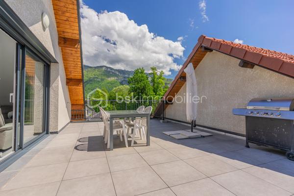Nichée sur les hauteurs de Viviers-du-Lac, ce superbe appartement T4 de vous offre un cadre de vie rare, entre lac et montagnes, avec une vue à couper le souffle.

Dès l’entrée, vous serez séduits par l’atmosphère chaleureuse et lumineuse de ce bien récent, pensé pour le confort et les moments de partage. Les deux terrasses invitent à profiter pleinement des beaux jours : repas entre amis, soirées d’été, barbecue face aux montagnes ou simplement un café au calme avec le lac en toile de fond…

🏡 L’appartement se compose de :

Surface 89 m² Carrez / 115 m² au sol
Une belle pièce de vie lumineuse et conviviale
Une cuisine ouverte moderne
3 chambres confortables
1 salle de bain
1 WC séparé
De nombreux rangements

❄️ Confort absolu toute l’année :

Chaque pièce bénéficie de sa climatisation indépendante, garantissant une température idéale été comme hiver.

Possibilité de garage en Supp

❤️ Les atouts qui font la différence :

Terrasses avec vue panoramique lac & montagnes
Appartement récent de 2023
Très belle luminosité
Climatisation dans chaque pièces 
Environnement calme et recherché
Prestations modernes et confortables
Proximité d’Aix-les-Bains et du Lac du Bourget

Un lieu de vie unique où l’on se sent immédiatement bien, idéal pour une famille, une résidence secondaire ou simplement pour profiter chaque jour d’un cadre exceptionnel

📞 Contactez moi pour plus d’informations ou organiser une visite.