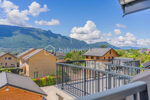 Nichée sur les hauteurs de Viviers-du-Lac, ce superbe appartement T4 de vous offre un cadre de vie rare, entre lac et montagnes, avec une vue à couper le souffle.

Dès l’entrée, vous serez séduits par l’atmosphère chaleureuse et lumineuse de ce bien récent, pensé pour le confort et les moments de partage. Les deux terrasses invitent à profiter pleinement des beaux jours : repas entre amis, soirées d’été, barbecue face aux montagnes ou simplement un café au calme avec le lac en toile de fond…

🏡 L’appartement se compose de :

Surface 89 m² Carrez / 115 m² au sol
Une belle pièce de vie lumineuse et conviviale
Une cuisine ouverte moderne
3 chambres confortables
1 salle de bain
1 WC séparé
De nombreux rangements

❄️ Confort absolu toute l’année :

Chaque pièce bénéficie de sa climatisation indépendante, garantissant une température idéale été comme hiver.

Possibilité de garage en Supp

❤️ Les atouts qui font la différence :

Terrasses avec vue panoramique lac & montagnes
Appartement récent de 2023
Très belle luminosité
Climatisation dans chaque pièces 
Environnement calme et recherché
Prestations modernes et confortables
Proximité d’Aix-les-Bains et du Lac du Bourget

Un lieu de vie unique où l’on se sent immédiatement bien, idéal pour une famille, une résidence secondaire ou simplement pour profiter chaque jour d’un cadre exceptionnel

📞 Contactez moi pour plus d’informations ou organiser une visite.