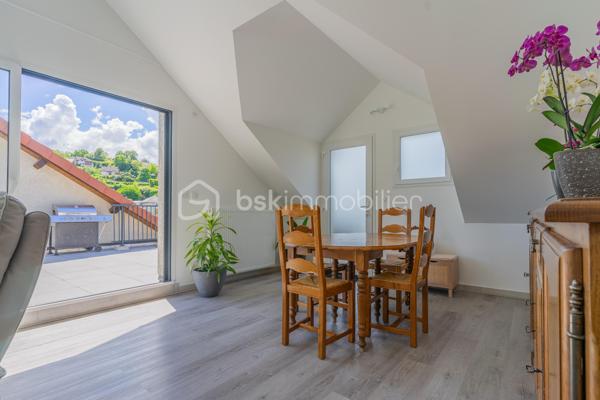 Nichée sur les hauteurs de Viviers-du-Lac, ce superbe appartement T4 de vous offre un cadre de vie rare, entre lac et montagnes, avec une vue à couper le souffle.

Dès l’entrée, vous serez séduits par l’atmosphère chaleureuse et lumineuse de ce bien récent, pensé pour le confort et les moments de partage. Les deux terrasses invitent à profiter pleinement des beaux jours : repas entre amis, soirées d’été, barbecue face aux montagnes ou simplement un café au calme avec le lac en toile de fond…

🏡 L’appartement se compose de :

Surface 89 m² Carrez / 115 m² au sol
Une belle pièce de vie lumineuse et conviviale
Une cuisine ouverte moderne
3 chambres confortables
1 salle de bain
1 WC séparé
De nombreux rangements

❄️ Confort absolu toute l’année :

Chaque pièce bénéficie de sa climatisation indépendante, garantissant une température idéale été comme hiver.

Possibilité de garage en Supp

❤️ Les atouts qui font la différence :

Terrasses avec vue panoramique lac & montagnes
Appartement récent de 2023
Très belle luminosité
Climatisation dans chaque pièces 
Environnement calme et recherché
Prestations modernes et confortables
Proximité d’Aix-les-Bains et du Lac du Bourget

Un lieu de vie unique où l’on se sent immédiatement bien, idéal pour une famille, une résidence secondaire ou simplement pour profiter chaque jour d’un cadre exceptionnel

📞 Contactez moi pour plus d’informations ou organiser une visite.