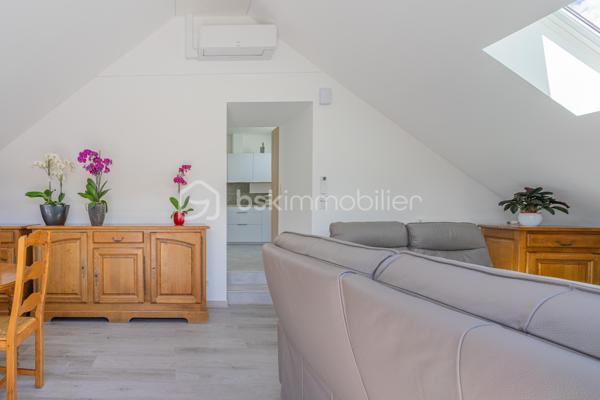 Nichée sur les hauteurs de Viviers-du-Lac, ce superbe appartement T4 de vous offre un cadre de vie rare, entre lac et montagnes, avec une vue à couper le souffle.

Dès l’entrée, vous serez séduits par l’atmosphère chaleureuse et lumineuse de ce bien récent, pensé pour le confort et les moments de partage. Les deux terrasses invitent à profiter pleinement des beaux jours : repas entre amis, soirées d’été, barbecue face aux montagnes ou simplement un café au calme avec le lac en toile de fond…

🏡 L’appartement se compose de :

Surface 89 m² Carrez / 115 m² au sol
Une belle pièce de vie lumineuse et conviviale
Une cuisine ouverte moderne
3 chambres confortables
1 salle de bain
1 WC séparé
De nombreux rangements

❄️ Confort absolu toute l’année :

Chaque pièce bénéficie de sa climatisation indépendante, garantissant une température idéale été comme hiver.

Possibilité de garage en Supp

❤️ Les atouts qui font la différence :

Terrasses avec vue panoramique lac & montagnes
Appartement récent de 2023
Très belle luminosité
Climatisation dans chaque pièces 
Environnement calme et recherché
Prestations modernes et confortables
Proximité d’Aix-les-Bains et du Lac du Bourget

Un lieu de vie unique où l’on se sent immédiatement bien, idéal pour une famille, une résidence secondaire ou simplement pour profiter chaque jour d’un cadre exceptionnel

📞 Contactez moi pour plus d’informations ou organiser une visite.