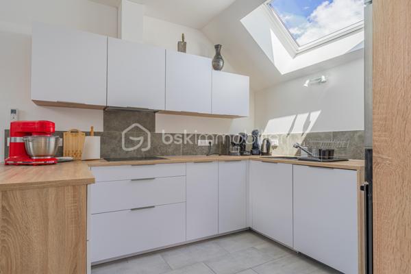 Nichée sur les hauteurs de Viviers-du-Lac, ce superbe appartement T4 de vous offre un cadre de vie rare, entre lac et montagnes, avec une vue à couper le souffle.

Dès l’entrée, vous serez séduits par l’atmosphère chaleureuse et lumineuse de ce bien récent, pensé pour le confort et les moments de partage. Les deux terrasses invitent à profiter pleinement des beaux jours : repas entre amis, soirées d’été, barbecue face aux montagnes ou simplement un café au calme avec le lac en toile de fond…

🏡 L’appartement se compose de :

Surface 89 m² Carrez / 115 m² au sol
Une belle pièce de vie lumineuse et conviviale
Une cuisine ouverte moderne
3 chambres confortables
1 salle de bain
1 WC séparé
De nombreux rangements

❄️ Confort absolu toute l’année :

Chaque pièce bénéficie de sa climatisation indépendante, garantissant une température idéale été comme hiver.

Possibilité de garage en Supp

❤️ Les atouts qui font la différence :

Terrasses avec vue panoramique lac & montagnes
Appartement récent de 2023
Très belle luminosité
Climatisation dans chaque pièces 
Environnement calme et recherché
Prestations modernes et confortables
Proximité d’Aix-les-Bains et du Lac du Bourget

Un lieu de vie unique où l’on se sent immédiatement bien, idéal pour une famille, une résidence secondaire ou simplement pour profiter chaque jour d’un cadre exceptionnel

📞 Contactez moi pour plus d’informations ou organiser une visite.