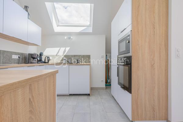 Nichée sur les hauteurs de Viviers-du-Lac, ce superbe appartement T4 de vous offre un cadre de vie rare, entre lac et montagnes, avec une vue à couper le souffle.

Dès l’entrée, vous serez séduits par l’atmosphère chaleureuse et lumineuse de ce bien récent, pensé pour le confort et les moments de partage. Les deux terrasses invitent à profiter pleinement des beaux jours : repas entre amis, soirées d’été, barbecue face aux montagnes ou simplement un café au calme avec le lac en toile de fond…

🏡 L’appartement se compose de :

Surface 89 m² Carrez / 115 m² au sol
Une belle pièce de vie lumineuse et conviviale
Une cuisine ouverte moderne
3 chambres confortables
1 salle de bain
1 WC séparé
De nombreux rangements

❄️ Confort absolu toute l’année :

Chaque pièce bénéficie de sa climatisation indépendante, garantissant une température idéale été comme hiver.

Possibilité de garage en Supp

❤️ Les atouts qui font la différence :

Terrasses avec vue panoramique lac & montagnes
Appartement récent de 2023
Très belle luminosité
Climatisation dans chaque pièces 
Environnement calme et recherché
Prestations modernes et confortables
Proximité d’Aix-les-Bains et du Lac du Bourget

Un lieu de vie unique où l’on se sent immédiatement bien, idéal pour une famille, une résidence secondaire ou simplement pour profiter chaque jour d’un cadre exceptionnel

📞 Contactez moi pour plus d’informations ou organiser une visite.