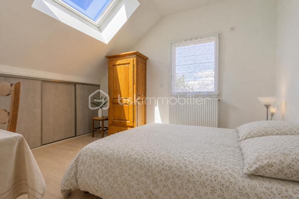 Nichée sur les hauteurs de Viviers-du-Lac, ce superbe appartement T4 de vous offre un cadre de vie rare, entre lac et montagnes, avec une vue à couper le souffle.

Dès l’entrée, vous serez séduits par l’atmosphère chaleureuse et lumineuse de ce bien récent, pensé pour le confort et les moments de partage. Les deux terrasses invitent à profiter pleinement des beaux jours : repas entre amis, soirées d’été, barbecue face aux montagnes ou simplement un café au calme avec le lac en toile de fond…

🏡 L’appartement se compose de :

Surface 89 m² Carrez / 115 m² au sol
Une belle pièce de vie lumineuse et conviviale
Une cuisine ouverte moderne
3 chambres confortables
1 salle de bain
1 WC séparé
De nombreux rangements

❄️ Confort absolu toute l’année :

Chaque pièce bénéficie de sa climatisation indépendante, garantissant une température idéale été comme hiver.

Possibilité de garage en Supp

❤️ Les atouts qui font la différence :

Terrasses avec vue panoramique lac & montagnes
Appartement récent de 2023
Très belle luminosité
Climatisation dans chaque pièces 
Environnement calme et recherché
Prestations modernes et confortables
Proximité d’Aix-les-Bains et du Lac du Bourget

Un lieu de vie unique où l’on se sent immédiatement bien, idéal pour une famille, une résidence secondaire ou simplement pour profiter chaque jour d’un cadre exceptionnel

📞 Contactez moi pour plus d’informations ou organiser une visite.