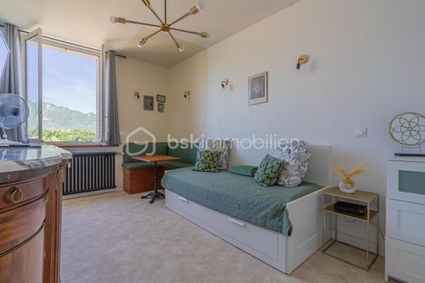 Aix-les-Bains Studio rénové avec vue dégagée, vendu meublé

À deux pas du centre-ville d’Aix-les-Bains, découvrez ce studio d’environ 20 m² situé au 3ᵉ étage d’une résidence avec ascenseur.

Entièrement rénové, il ne nécessite aucun travaux et est vendu entièrement meublé. Il se compose d’une agréable pièce de vie avec canapé convertible, d’une kitchenette fonctionnelle ainsi que d’une salle d’eau avec WC. Vous profiterez également d’une belle vue dégagée, offrant un cadre agréable et lumineux.

Son emplacement est un véritable atout : à proximité immédiate du Parc de Verdure, du Casino Grand Cercle, des thermes, des commerces, des restaurants et de la gare, tout se fait facilement à pied.

Ce bien conviendra parfaitement pour un premier achat, un pied-à-terre ou un investissement locatif. À titre indicatif, sur la base des derniers loyers pratiqués, il représente un potentiel de rentabilité brute d’environ 8 %.

À noter : le logement est actuellement classé E au DPE. La fenêtre existante sera prochainement remplacée, ce qui pourrait améliorer la performance énergétique du bien. Le classement définitif ne pourra toutefois être confirmé qu’après la réalisation d’un nouveau diagnostic.

Une belle opportunité au cœur d’Aix-les-Bains, dans un secteur recherché.