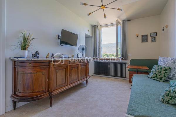 Aix-les-Bains Studio rénové avec vue dégagée, vendu meublé

À deux pas du centre-ville d’Aix-les-Bains, découvrez ce studio d’environ 20 m² situé au 3ᵉ étage d’une résidence avec ascenseur.

Entièrement rénové, il ne nécessite aucun travaux et est vendu entièrement meublé. Il se compose d’une agréable pièce de vie avec canapé convertible, d’une kitchenette fonctionnelle ainsi que d’une salle d’eau avec WC. Vous profiterez également d’une belle vue dégagée, offrant un cadre agréable et lumineux.

Son emplacement est un véritable atout : à proximité immédiate du Parc de Verdure, du Casino Grand Cercle, des thermes, des commerces, des restaurants et de la gare, tout se fait facilement à pied.

Ce bien conviendra parfaitement pour un premier achat, un pied-à-terre ou un investissement locatif. À titre indicatif, sur la base des derniers loyers pratiqués, il représente un potentiel de rentabilité brute d’environ 8 %.

À noter : le logement est actuellement classé E au DPE. La fenêtre existante sera prochainement remplacée, ce qui pourrait améliorer la performance énergétique du bien. Le classement définitif ne pourra toutefois être confirmé qu’après la réalisation d’un nouveau diagnostic.

Une belle opportunité au cœur d’Aix-les-Bains, dans un secteur recherché.