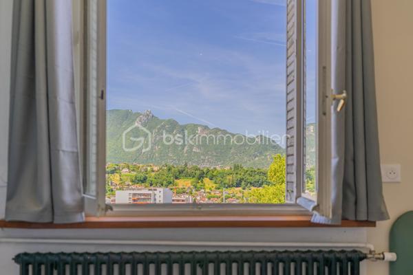 Aix-les-Bains Studio rénové avec vue dégagée, vendu meublé

À deux pas du centre-ville d’Aix-les-Bains, découvrez ce studio d’environ 20 m² situé au 3ᵉ étage d’une résidence avec ascenseur.

Entièrement rénové, il ne nécessite aucun travaux et est vendu entièrement meublé. Il se compose d’une agréable pièce de vie avec canapé convertible, d’une kitchenette fonctionnelle ainsi que d’une salle d’eau avec WC. Vous profiterez également d’une belle vue dégagée, offrant un cadre agréable et lumineux.

Son emplacement est un véritable atout : à proximité immédiate du Parc de Verdure, du Casino Grand Cercle, des thermes, des commerces, des restaurants et de la gare, tout se fait facilement à pied.

Ce bien conviendra parfaitement pour un premier achat, un pied-à-terre ou un investissement locatif. À titre indicatif, sur la base des derniers loyers pratiqués, il représente un potentiel de rentabilité brute d’environ 8 %.

À noter : le logement est actuellement classé E au DPE. La fenêtre existante sera prochainement remplacée, ce qui pourrait améliorer la performance énergétique du bien. Le classement définitif ne pourra toutefois être confirmé qu’après la réalisation d’un nouveau diagnostic.

Une belle opportunité au cœur d’Aix-les-Bains, dans un secteur recherché.