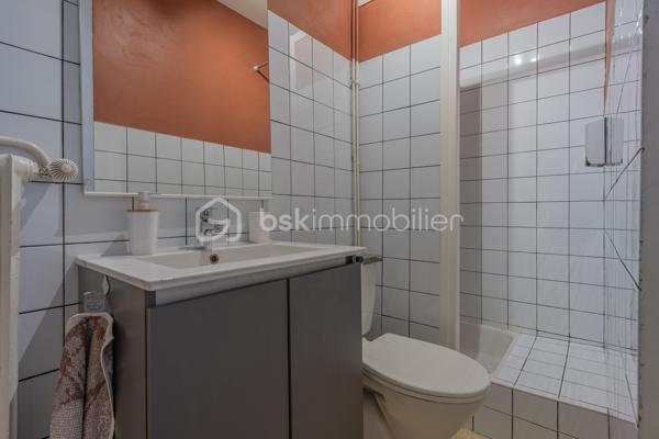 Aix-les-Bains Studio rénové avec vue dégagée, vendu meublé

À deux pas du centre-ville d’Aix-les-Bains, découvrez ce studio d’environ 20 m² situé au 3ᵉ étage d’une résidence avec ascenseur.

Entièrement rénové, il ne nécessite aucun travaux et est vendu entièrement meublé. Il se compose d’une agréable pièce de vie avec canapé convertible, d’une kitchenette fonctionnelle ainsi que d’une salle d’eau avec WC. Vous profiterez également d’une belle vue dégagée, offrant un cadre agréable et lumineux.

Son emplacement est un véritable atout : à proximité immédiate du Parc de Verdure, du Casino Grand Cercle, des thermes, des commerces, des restaurants et de la gare, tout se fait facilement à pied.

Ce bien conviendra parfaitement pour un premier achat, un pied-à-terre ou un investissement locatif. À titre indicatif, sur la base des derniers loyers pratiqués, il représente un potentiel de rentabilité brute d’environ 8 %.

À noter : le logement est actuellement classé E au DPE. La fenêtre existante sera prochainement remplacée, ce qui pourrait améliorer la performance énergétique du bien. Le classement définitif ne pourra toutefois être confirmé qu’après la réalisation d’un nouveau diagnostic.

Une belle opportunité au cœur d’Aix-les-Bains, dans un secteur recherché.
