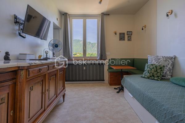 Aix-les-Bains Studio rénové avec vue dégagée, vendu meublé

À deux pas du centre-ville d’Aix-les-Bains, découvrez ce studio d’environ 20 m² situé au 3ᵉ étage d’une résidence avec ascenseur.

Entièrement rénové, il ne nécessite aucun travaux et est vendu entièrement meublé. Il se compose d’une agréable pièce de vie avec canapé convertible, d’une kitchenette fonctionnelle ainsi que d’une salle d’eau avec WC. Vous profiterez également d’une belle vue dégagée, offrant un cadre agréable et lumineux.

Son emplacement est un véritable atout : à proximité immédiate du Parc de Verdure, du Casino Grand Cercle, des thermes, des commerces, des restaurants et de la gare, tout se fait facilement à pied.

Ce bien conviendra parfaitement pour un premier achat, un pied-à-terre ou un investissement locatif. À titre indicatif, sur la base des derniers loyers pratiqués, il représente un potentiel de rentabilité brute d’environ 8 %.

À noter : le logement est actuellement classé E au DPE. La fenêtre existante sera prochainement remplacée, ce qui pourrait améliorer la performance énergétique du bien. Le classement définitif ne pourra toutefois être confirmé qu’après la réalisation d’un nouveau diagnostic.

Une belle opportunité au cœur d’Aix-les-Bains, dans un secteur recherché.