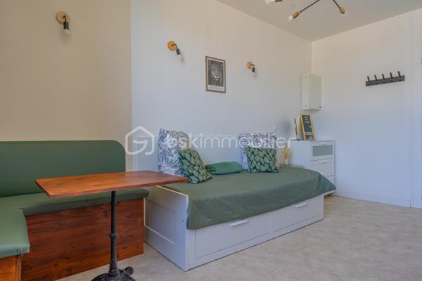 Aix-les-Bains Studio rénové avec vue dégagée, vendu meublé

À deux pas du centre-ville d’Aix-les-Bains, découvrez ce studio d’environ 20 m² situé au 3ᵉ étage d’une résidence avec ascenseur.

Entièrement rénové, il ne nécessite aucun travaux et est vendu entièrement meublé. Il se compose d’une agréable pièce de vie avec canapé convertible, d’une kitchenette fonctionnelle ainsi que d’une salle d’eau avec WC. Vous profiterez également d’une belle vue dégagée, offrant un cadre agréable et lumineux.

Son emplacement est un véritable atout : à proximité immédiate du Parc de Verdure, du Casino Grand Cercle, des thermes, des commerces, des restaurants et de la gare, tout se fait facilement à pied.

Ce bien conviendra parfaitement pour un premier achat, un pied-à-terre ou un investissement locatif. À titre indicatif, sur la base des derniers loyers pratiqués, il représente un potentiel de rentabilité brute d’environ 8 %.

À noter : le logement est actuellement classé E au DPE. La fenêtre existante sera prochainement remplacée, ce qui pourrait améliorer la performance énergétique du bien. Le classement définitif ne pourra toutefois être confirmé qu’après la réalisation d’un nouveau diagnostic.

Une belle opportunité au cœur d’Aix-les-Bains, dans un secteur recherché.