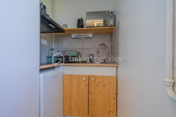 Aix-les-Bains Studio rénové avec vue dégagée, vendu meublé

À deux pas du centre-ville d’Aix-les-Bains, découvrez ce studio d’environ 20 m² situé au 3ᵉ étage d’une résidence avec ascenseur.

Entièrement rénové, il ne nécessite aucun travaux et est vendu entièrement meublé. Il se compose d’une agréable pièce de vie avec canapé convertible, d’une kitchenette fonctionnelle ainsi que d’une salle d’eau avec WC. Vous profiterez également d’une belle vue dégagée, offrant un cadre agréable et lumineux.

Son emplacement est un véritable atout : à proximité immédiate du Parc de Verdure, du Casino Grand Cercle, des thermes, des commerces, des restaurants et de la gare, tout se fait facilement à pied.

Ce bien conviendra parfaitement pour un premier achat, un pied-à-terre ou un investissement locatif. À titre indicatif, sur la base des derniers loyers pratiqués, il représente un potentiel de rentabilité brute d’environ 8 %.

À noter : le logement est actuellement classé E au DPE. La fenêtre existante sera prochainement remplacée, ce qui pourrait améliorer la performance énergétique du bien. Le classement définitif ne pourra toutefois être confirmé qu’après la réalisation d’un nouveau diagnostic.

Une belle opportunité au cœur d’Aix-les-Bains, dans un secteur recherché.