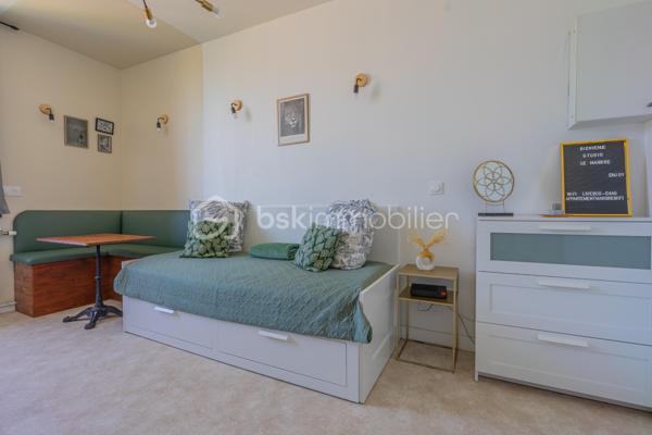 Aix-les-Bains Studio rénové avec vue dégagée, vendu meublé

À deux pas du centre-ville d’Aix-les-Bains, découvrez ce studio d’environ 20 m² situé au 3ᵉ étage d’une résidence avec ascenseur.

Entièrement rénové, il ne nécessite aucun travaux et est vendu entièrement meublé. Il se compose d’une agréable pièce de vie avec canapé convertible, d’une kitchenette fonctionnelle ainsi que d’une salle d’eau avec WC. Vous profiterez également d’une belle vue dégagée, offrant un cadre agréable et lumineux.

Son emplacement est un véritable atout : à proximité immédiate du Parc de Verdure, du Casino Grand Cercle, des thermes, des commerces, des restaurants et de la gare, tout se fait facilement à pied.

Ce bien conviendra parfaitement pour un premier achat, un pied-à-terre ou un investissement locatif. À titre indicatif, sur la base des derniers loyers pratiqués, il représente un potentiel de rentabilité brute d’environ 8 %.

À noter : le logement est actuellement classé E au DPE. La fenêtre existante sera prochainement remplacée, ce qui pourrait améliorer la performance énergétique du bien. Le classement définitif ne pourra toutefois être confirmé qu’après la réalisation d’un nouveau diagnostic.

Une belle opportunité au cœur d’Aix-les-Bains, dans un secteur recherché.