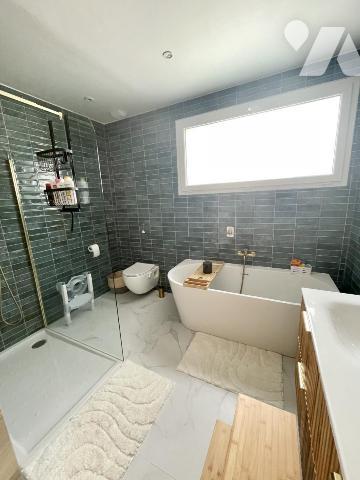 maison comtemporaine 6 pièces avec jardin et garages.