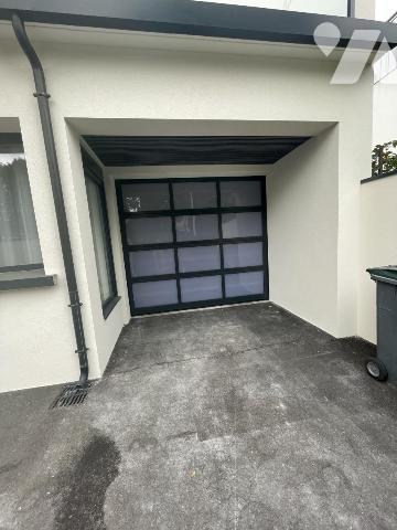 maison comtemporaine 6 pièces avec jardin et garages.