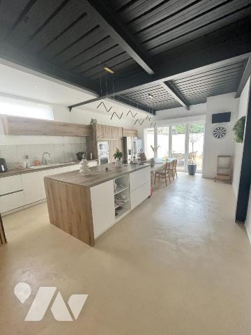 maison comtemporaine 6 pièces avec jardin et garages.