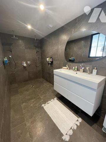 maison comtemporaine 6 pièces avec jardin et garages.