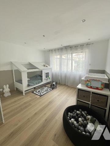 maison comtemporaine 6 pièces avec jardin et garages.