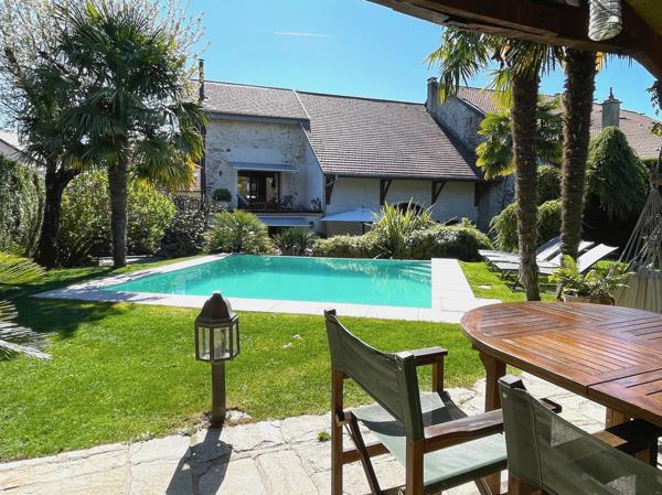 Divonne-les-Bains (01220) Corps de ferme - Prestige, jardin et piscine