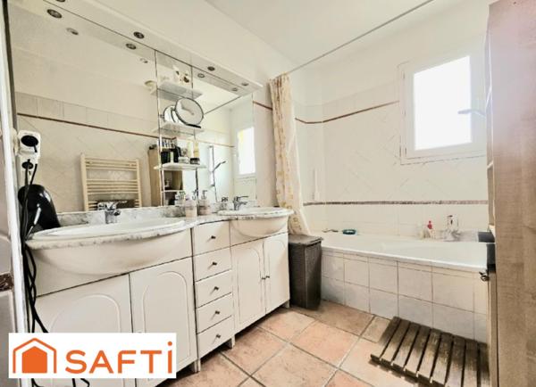 Belle maison mitoyenne de 100m2 sur un terrain de 500 m2 dans une impasse au calme absolu.