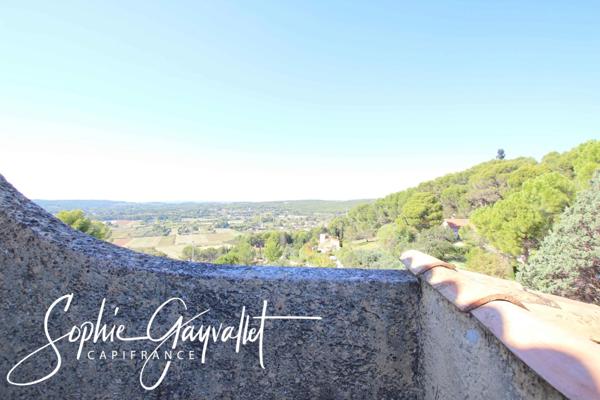 COEUR DE VILLAGE - Grande maison avec T2 et annexes généreuses.