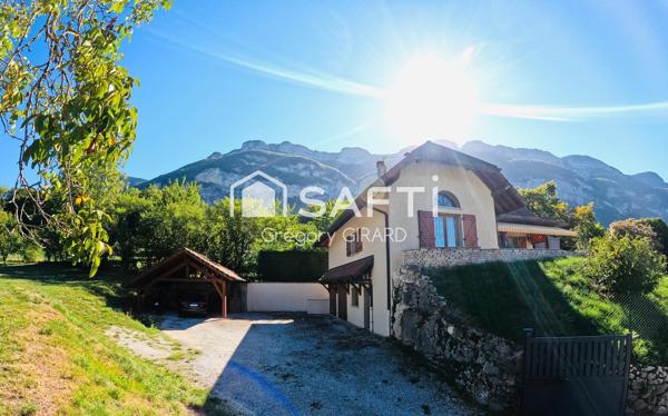 Dominant le petit village de Clarafond,cette maison d’architecte édifier en 1998 offre une position dominante et une vue panoramique