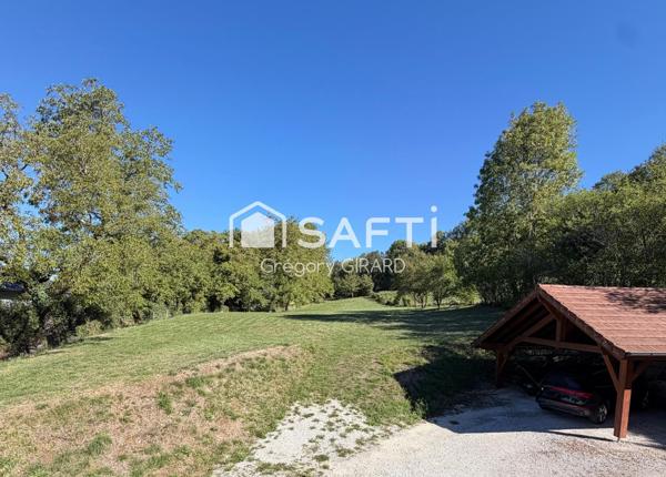 Dominant le petit village de Clarafond,cette maison d’architecte édifier en 1998 offre une position dominante et une vue panoramique